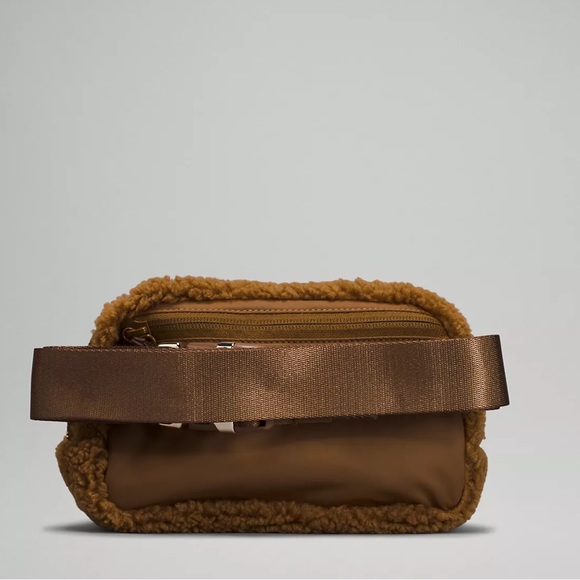 Everywhere Belt Bag Fleece - Picture 4 of 10